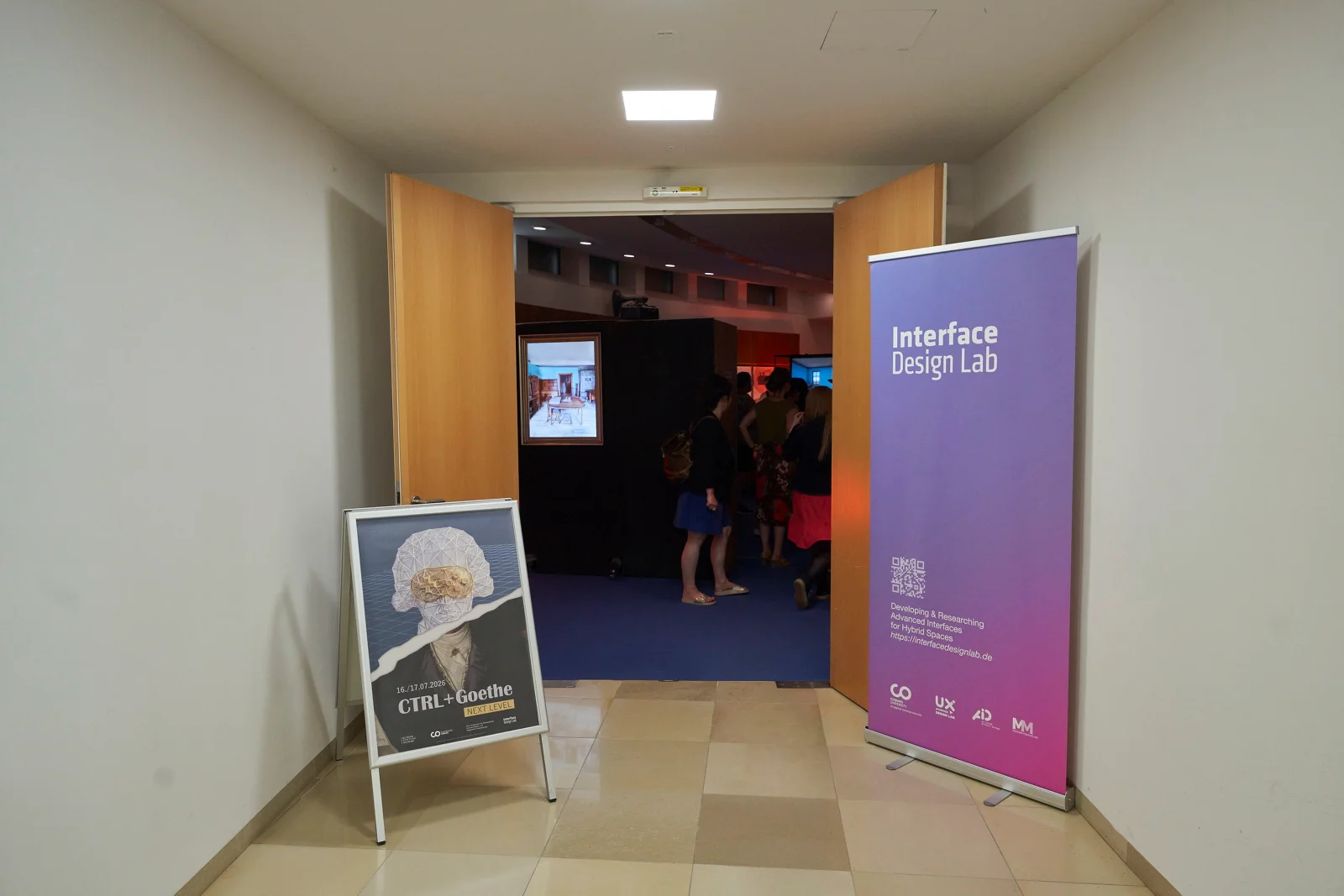 Lange Nacht der Wissenschaften Standübersicht mit Besuchern
