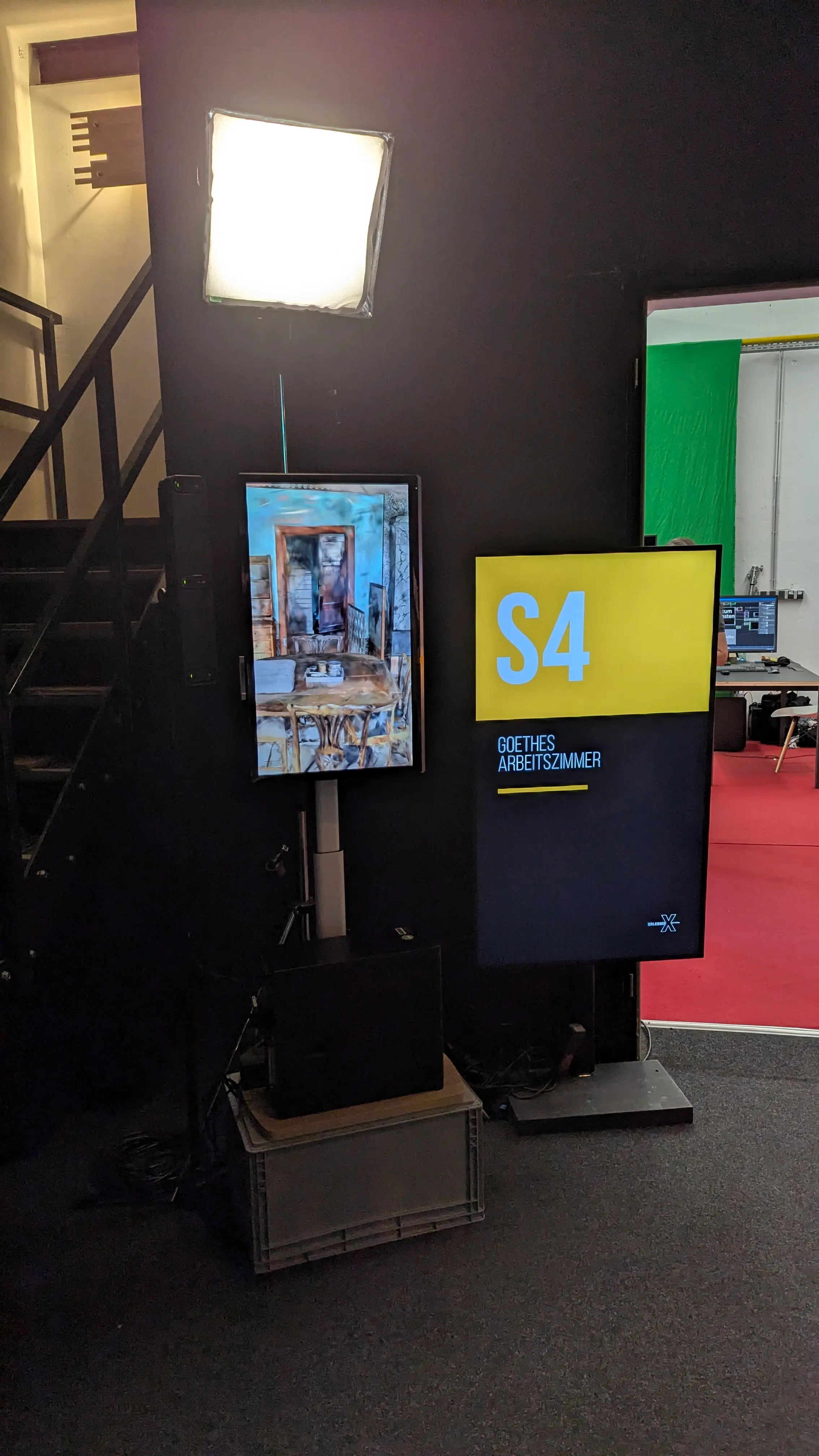 Ausstellungssituation und Rahmenexponat bei Nivre
