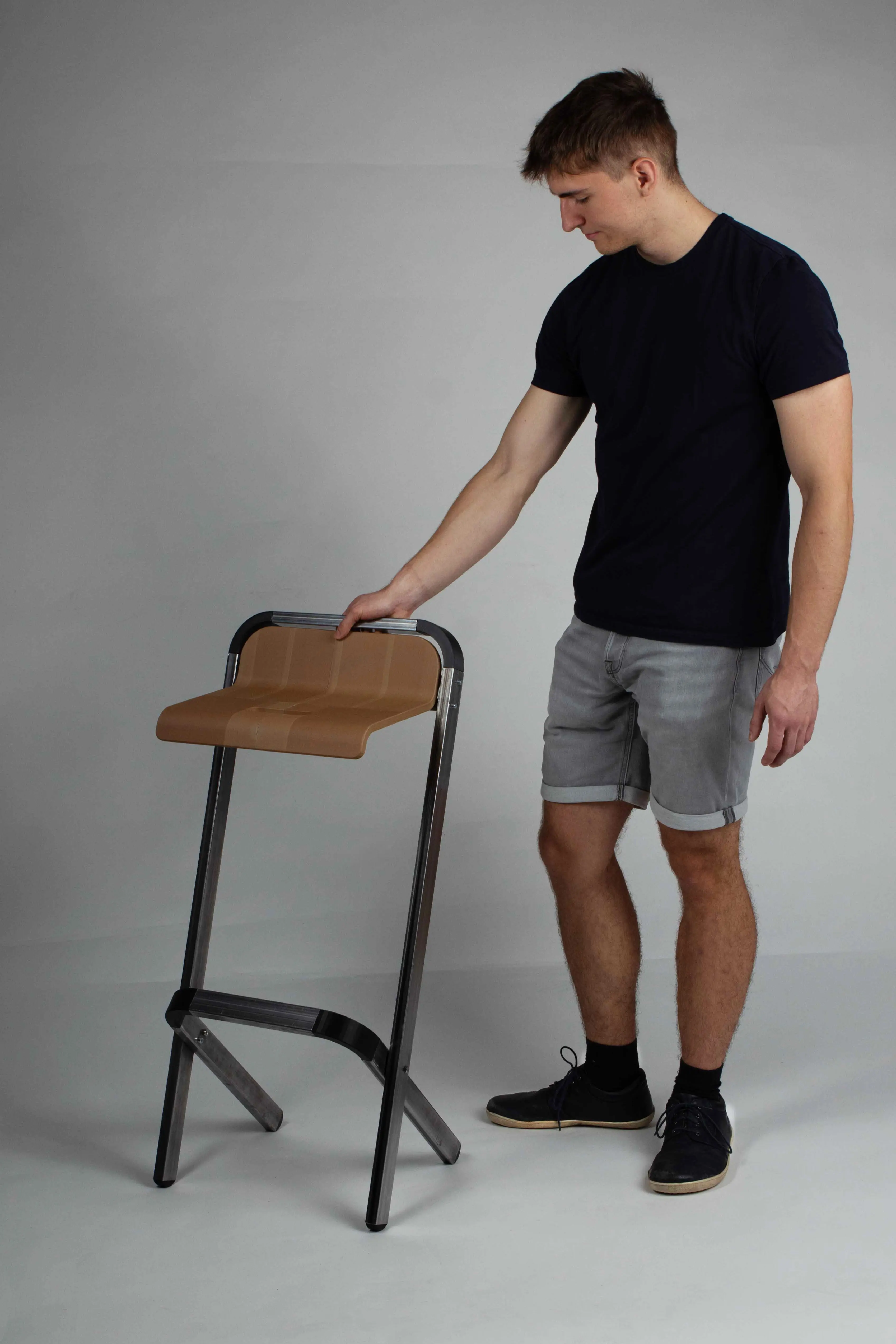 Klappsequenz Schritt 1: Stehhocker in Standposition
