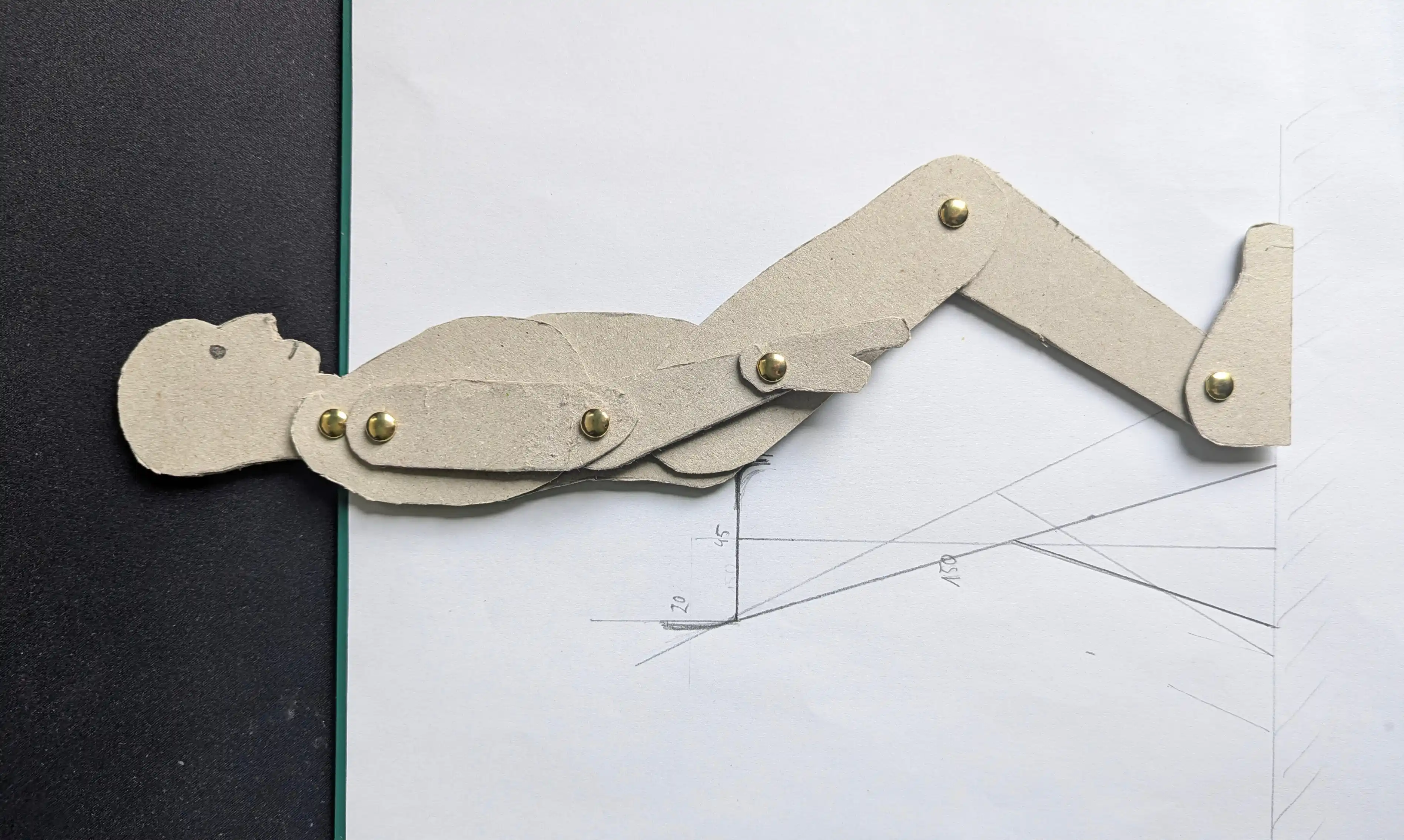 Ergonomie- und Winkelstudie mit beweglicher Gliederpuppe
